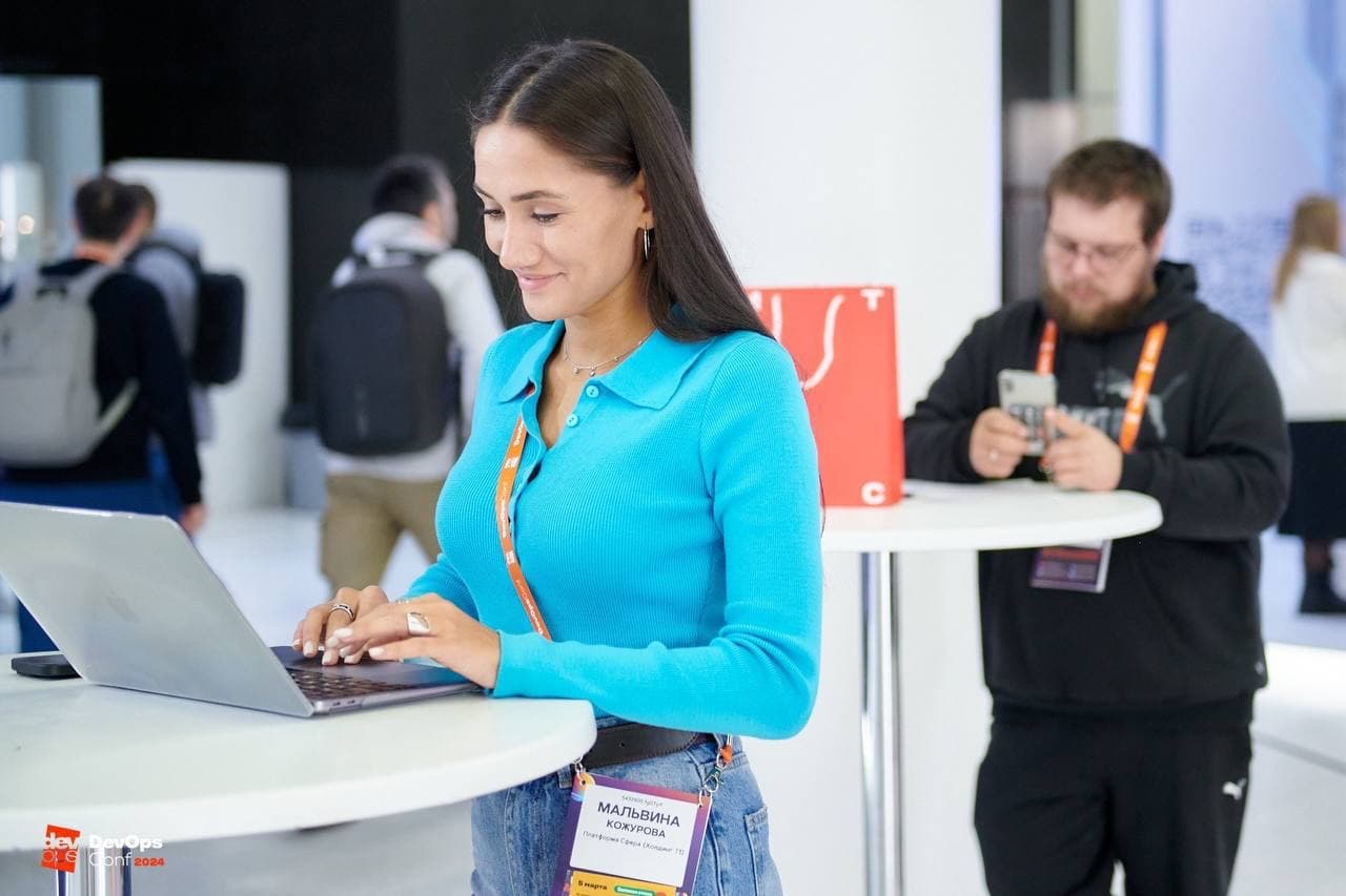 Сотрудница EventsPack регистрирует гостя на ноутбуке